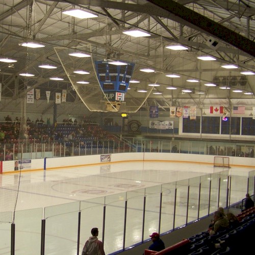 005: Welland arena hockey game c2016