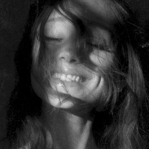 Ariana Grande &ndash; petal