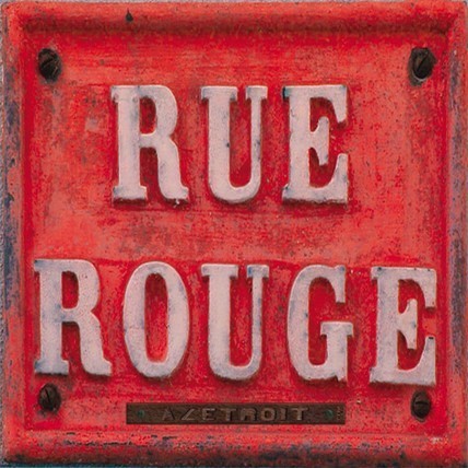 À l'étroit