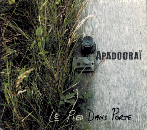 Le pied dans porte