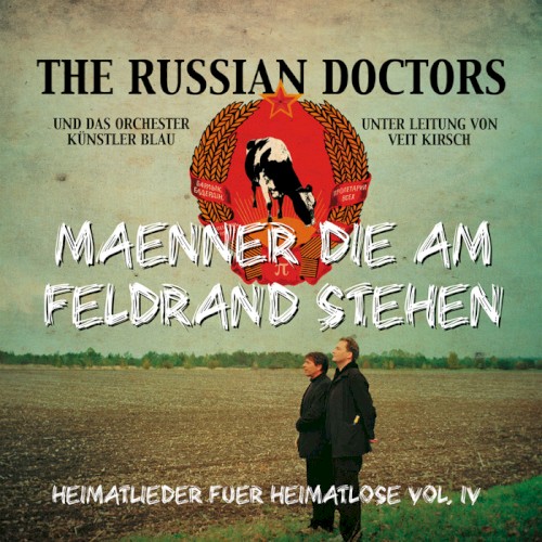 Maenner die am Feldrand stehen