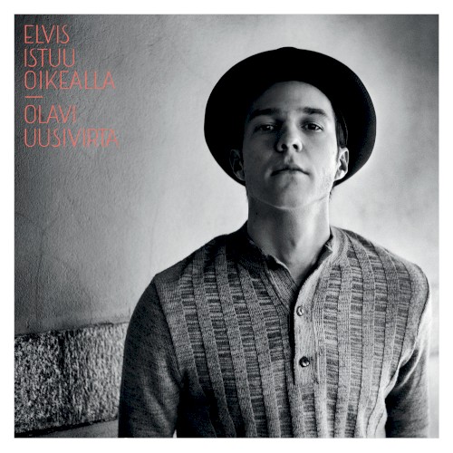 Elvis istuu oikealla