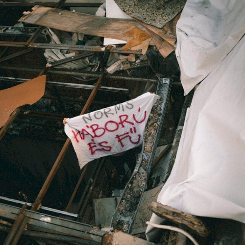 Háború És Fű